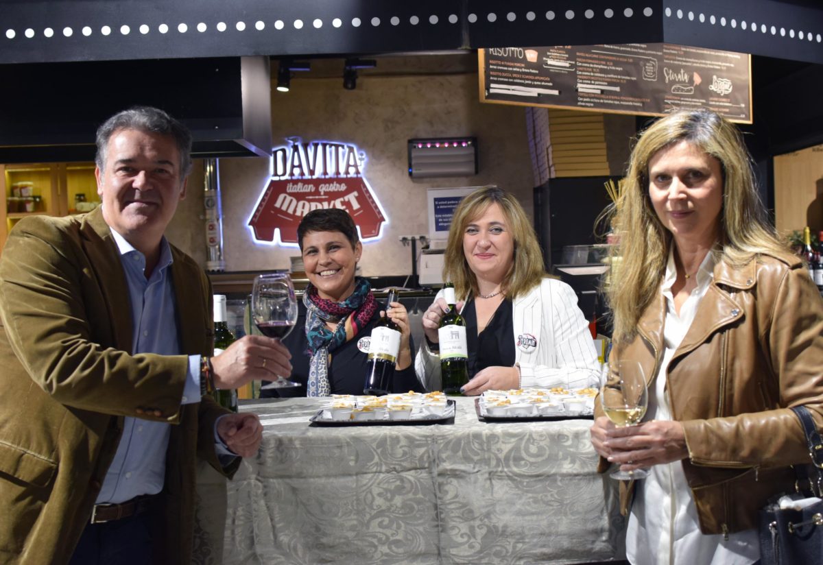 Antonio Reguilón y María Armenteros junto al equipo comercial de Vinos Jeromín