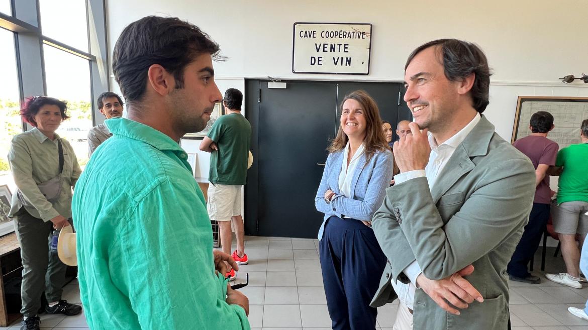 Rafael García junto a uno de los agricultores madrilñeños, de la bodega Viña Bardela